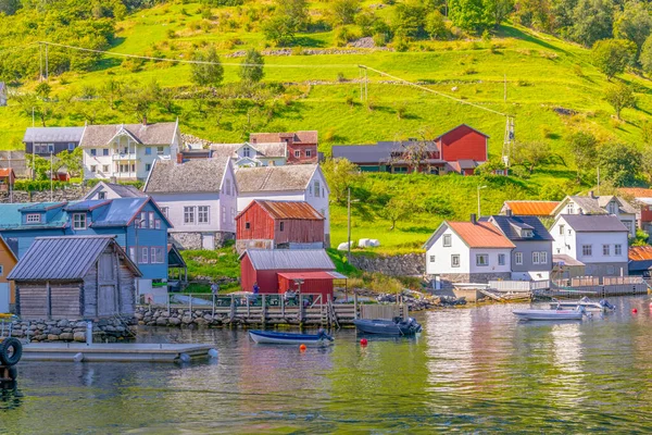Norwa 'daki Aurlandsfjord' un kıyısındaki bir köyün manzarası - Unesco askere yazıldı.