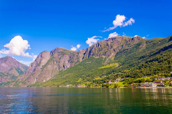 位于Norwa的Aurlandsfjord Unesco征兵自然遗址边缘的一个村庄的景观 — 图库照片