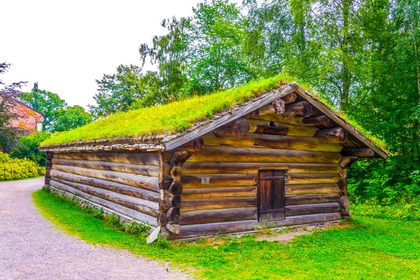 Norwa, Oslo 'daki Norveçli halk müzesinde geleneksel bir çiftlik evi manzarası
