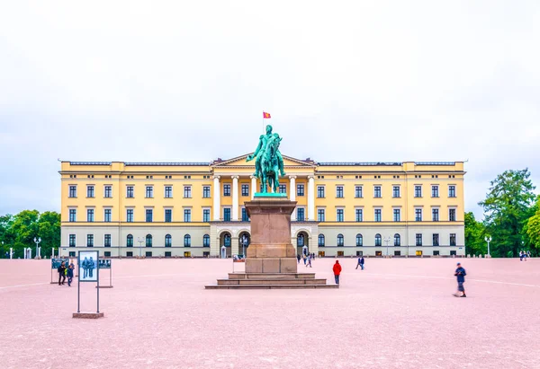 Norwa 'nın başkenti Oslo' daki Kraliyet Sarayı.