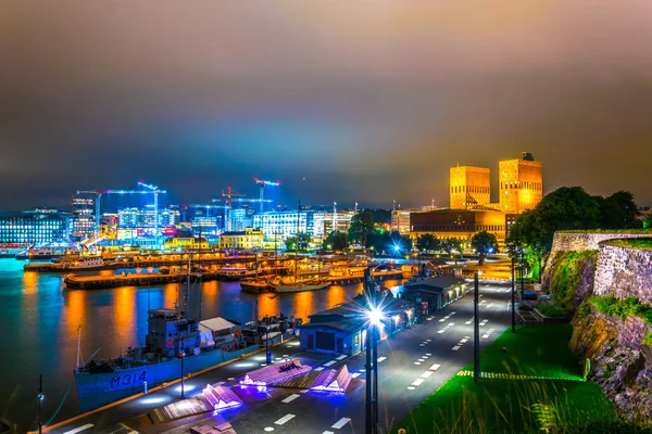 Norwa belediyesinin hakim olduğu islo limanının gece manzarası.