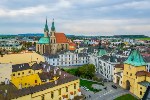 Kromeriz, Moravya, Çek Cumhuriyeti 'ndeki St. Moritz Kilisesi ve Meydanı' nın havadan görünüşü