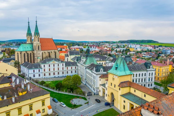 Kromeriz, Moravya, Çek Cumhuriyeti 'ndeki St. Moritz Kilisesi ve Meydanı' nın havadan görünüşü