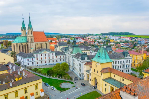 Kromeriz, Moravya, Çek Cumhuriyeti 'ndeki St. Moritz Kilisesi ve Meydanı' nın havadan görünüşü