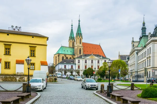 位于捷克共和国莫拉维亚克罗梅里兹的圣莫里茨教堂和广场 — 图库照片