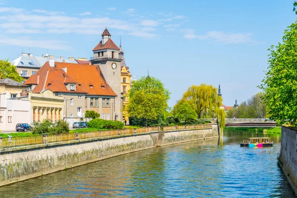 Czech şehri Olomouc 'ta evanjelik bir kilisesi olan Morava nehrinin kıyısında.