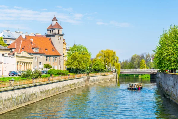 Czech şehri Olomouc 'ta evanjelik bir kilisesi olan Morava nehrinin kıyısında.