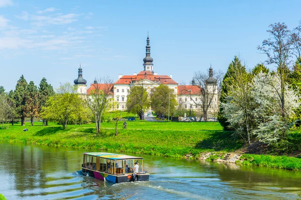Çek Cumhuriyeti 'nin Olomouc kenti yakınlarındaki eski Hradisko manastırında yer alan bir askeri hastane manzarası