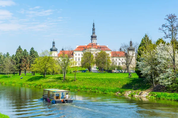 Çek Cumhuriyeti 'nin Olomouc kenti yakınlarındaki eski Hradisko manastırında yer alan bir askeri hastane manzarası
