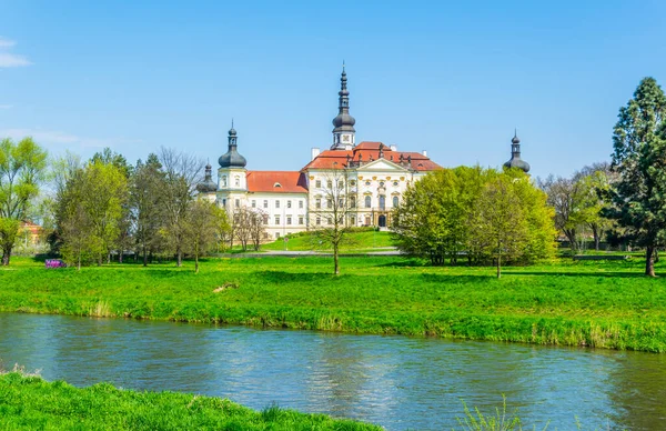 Çek Cumhuriyeti 'nin Olomouc kenti yakınlarındaki eski Hradisko manastırında yer alan bir askeri hastane manzarası