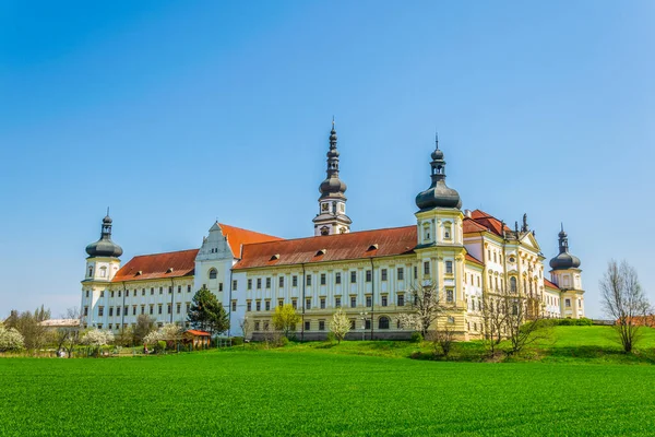 Çek Cumhuriyeti 'nin Olomouc kenti yakınlarındaki eski Hradisko manastırında yer alan bir askeri hastane manzarası