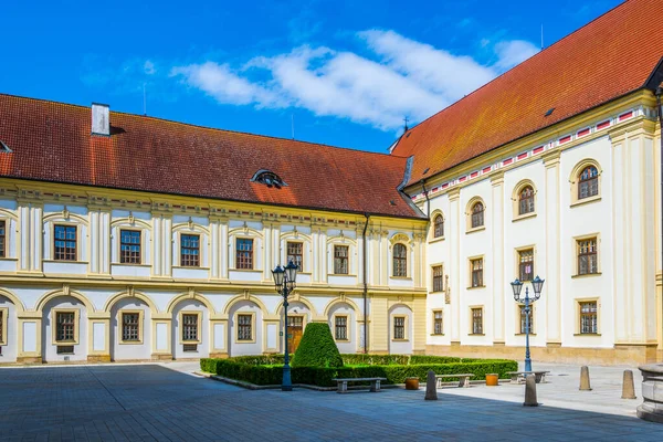 Çek Cumhuriyeti 'nin Olomouc kenti yakınlarındaki eski Hradisko manastırında bulunan bir askeri hastanenin avlusunda.