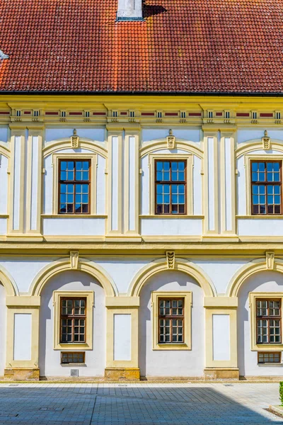 Çek Cumhuriyeti 'nin Olomouc kenti yakınlarındaki eski Hradisko manastırında bulunan bir askeri hastanenin avlusunda.