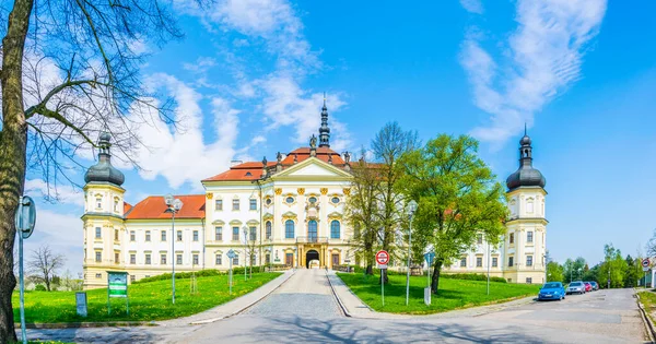 Çek Cumhuriyeti 'nin Olomouc kenti yakınlarındaki eski Hradisko manastırında yer alan bir askeri hastane manzarası