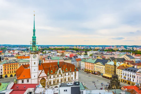 Üst meydanın ve Çekler şehrinin belediye binasının havadan manzarası.