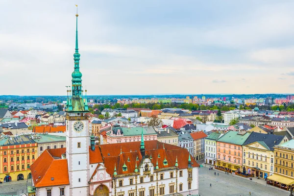 Üst meydanın ve Çekler şehrinin belediye binasının havadan manzarası.