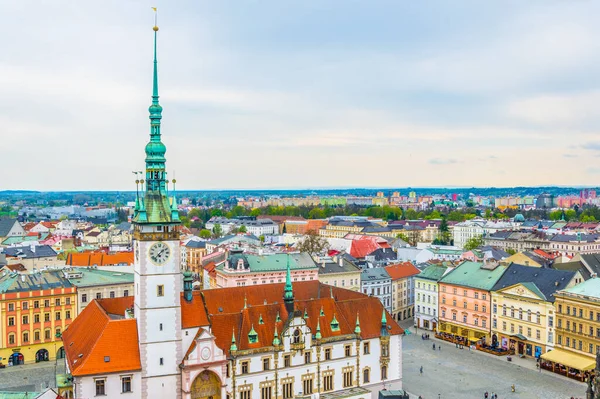 Üst meydanın ve Çekler şehrinin belediye binasının havadan manzarası.