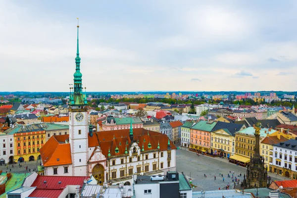 Üst meydanın ve Çekler şehrinin belediye binasının havadan manzarası.