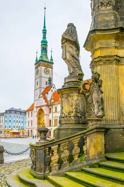チェコ市の市庁舎の眺め有名な三位一体の柱を持つオロモウツ — ストック写真