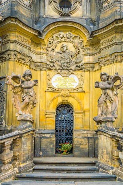 Kutsal Üçleme Sütunu, Olomouc 'un Çekoslovakya şehrindeki dünya mirası listesine yazıldı.