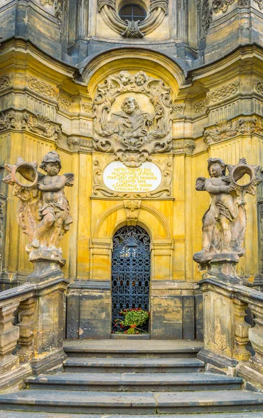 Kutsal Üçleme Sütunu, Olomouc 'un Çekoslovakya şehrindeki dünya mirası listesine yazıldı.