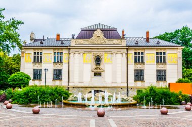 Çeşme ve 1901 yılında Krakow, Polonya açılan Sanat Sarayı ile Szczepanski Meydanı.
