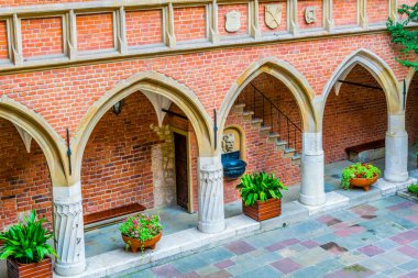 Cracow / Krakow, Polonya 'daki Jagiellon Üniversitesi' nin ana avlusunun manzarası.