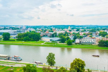 Polonya 'daki Krakow / Krakow' daki Wistula kalesinin altındaki Vistula nehir kenarı manzarası.