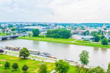 Polonya 'daki Krakow / Krakow' daki Wistula kalesinin altındaki Vistula nehir kenarı manzarası.