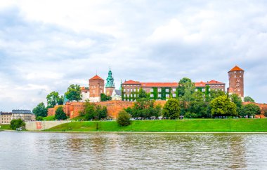 Polonya 'nın Krakow / Krakow kentindeki Wawel kalesi Vistula / Wisla nehrine yansıdı..