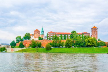 Polonya 'nın Krakow / Krakow kentindeki Wawel kalesi Vistula / Wisla nehrine yansıdı..