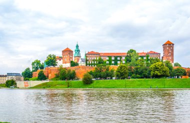 Polonya 'nın Krakow / Krakow kentindeki Wawel kalesi Vistula / Wisla nehrine yansıdı..