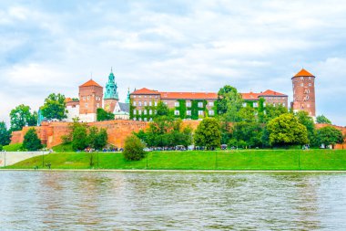 Polonya 'nın Krakow / Krakow kentindeki Wawel kalesi Vistula / Wisla nehrine yansıdı..