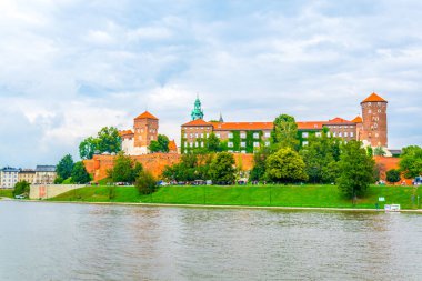 Polonya 'nın Krakow / Krakow kentindeki Wawel kalesi Vistula / Wisla nehrine yansıdı..