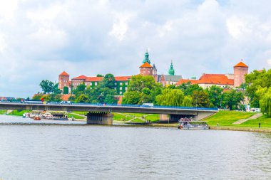 Polonya 'nın Krakow / Krakow kentindeki Wawel kalesi Vistula / Wisla nehrine yansıdı..