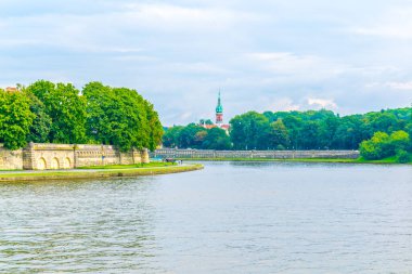 Polonya 'da Krakow / Krakow' daki Vistula nehir kenarı manzarası.