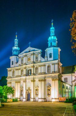 Polonya 'nın Krakow / Krakow kentindeki St. Bernards Kilisesi' nin gece görüşü.
