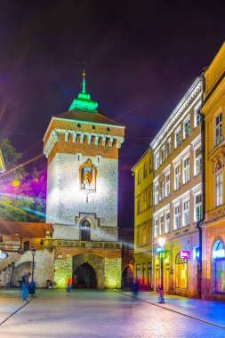 Polonya 'nın Krakow / Cracow kentinin tarihi tahkimatının gece görüşü.