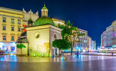 Cracow / Krakow 'daki Saint Adalbert Kilisesi gece görüşü.
