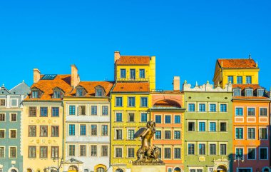 Polonya, Varşova 'daki eski kasaba meydanında renkli cepheler.