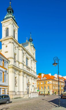 Polonyalı Varşova 'daki kutsal hayalet ve aziz Paul kilisesinin manzarası.