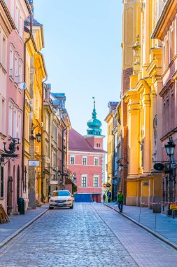 Novomiejska caddesi Polonya 'nın Varşova kentindeki kraliyet kalesine doğru gidiyor..