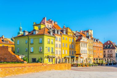 Polonya 'nın eski Varşova kentinin kale meydanındaki restoranların manzarası.
