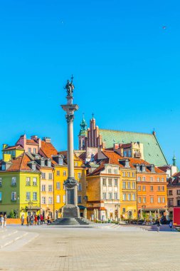 Polonya 'nın Varşova kentindeki kraliyet şatosunun önündeki kale meydanı manzaralı..