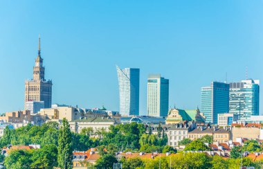 Varşova 'nın silueti Polonya' da birkaç gökdelenin egemenliğinde..