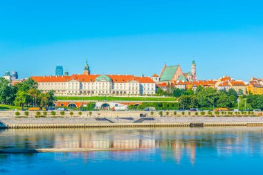 Kraliyet kalesi ve eski Varşova kasabası Polonya 'daki Vistula Nehri' ni yansıtıyordu..