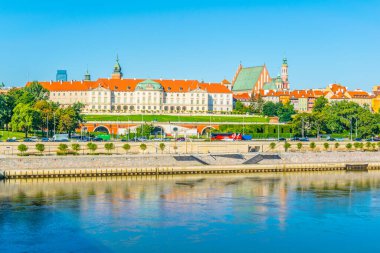 Kraliyet kalesi ve eski Varşova kasabası Polonya 'daki Vistula Nehri' ni yansıtıyordu..