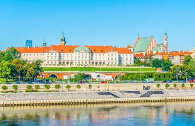 Kraliyet kalesi ve eski Varşova kasabası Polonya 'daki Vistula Nehri' ni yansıtıyordu..