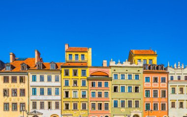 Polonya, Varşova 'daki eski kasaba meydanında renkli cepheler.