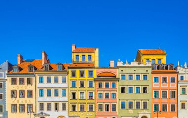 Polonya, Varşova 'daki eski kasaba meydanında renkli cepheler.